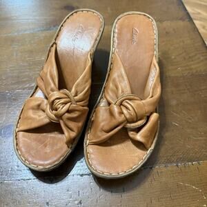 Womens 8B CLARKS 35328 Brown Leather WEDGE Open Toe SANDALS.. Nice
